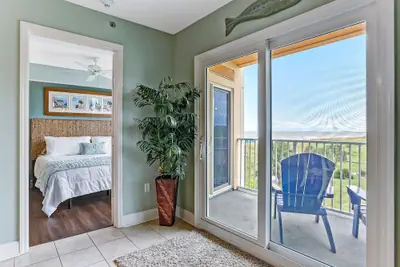 Photo 2 - Cozy Beachfront 1BR w/ Stunning Views