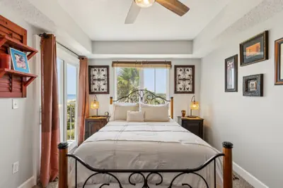 Photo 4 - Vintage Ocean View Paradise - 1BR - Beachfront