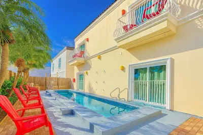 Photo 2 - 100 Steps To Beach Great Value Pool 2 Bedroom Apts
