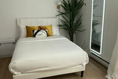 Photo 4 - Elegant Hideaway with Free Parking