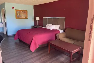 Photo 2 - Mayfair Inn