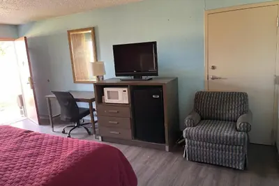 Photo 3 - Mayfair Inn