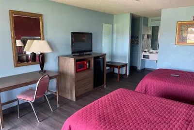 Photo 4 - Mayfair Inn