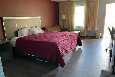 Photo 5 - Mayfair Inn