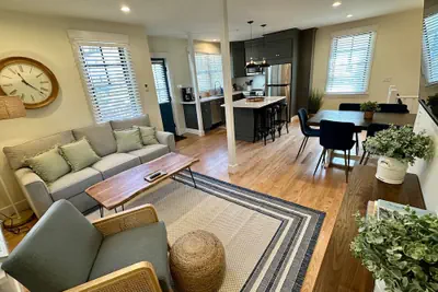 Photo 2 - Prime Location! Renovated House! 6 Bed/4 Bath