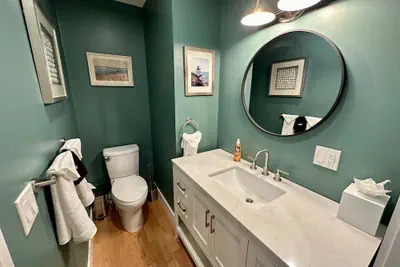 Photo 5 - Prime Location! Renovated House! 6 Bed/4 Bath