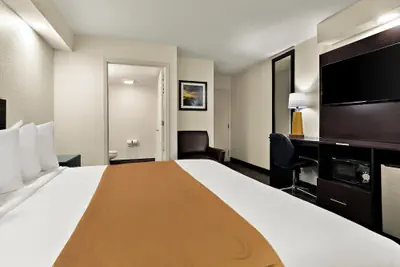 Photo 4 - The Point Hotel