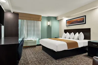 Photo 5 - The Point Hotel