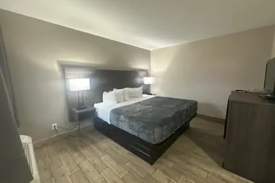 Photo 2 - Econo Lodge St. Petersburg Central