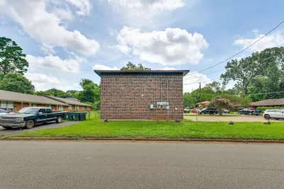 Photo 5 - The Homestead Luxury Cozy 2BR Apartment in Nacogdoches Near SFA University and Downtown Pet Friendly Business Ready Extended Stays Welcome With Self Check In High Speed Wifi Full Kitchen In Unit Laundry Private Parking and Quiet Comfort