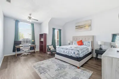 Photo 4 - Bright & Cozy 4BR Home
