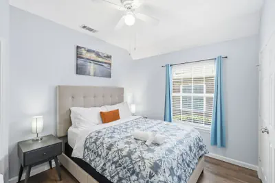 Photo 2 - Bright & Cozy 4BR Home