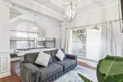 Photo 2 - Lux Cozy 5B2B Home for Families