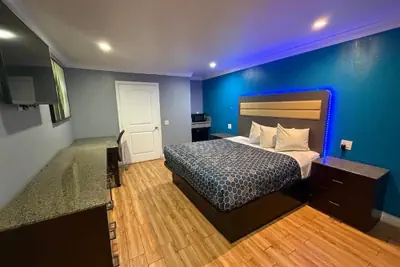 Photo 4 - Bell Resort Motel