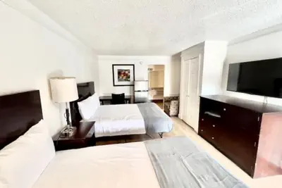 Photo 4 - Airport Inn