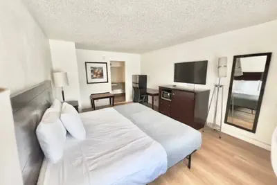 Photo 2 - Airport Inn