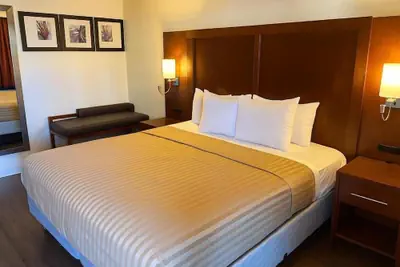 Photo 3 - Valley Inn