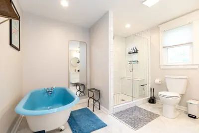 Photo 4 - Casa Azul: King Bedsclose to Broadwayhot Tub!