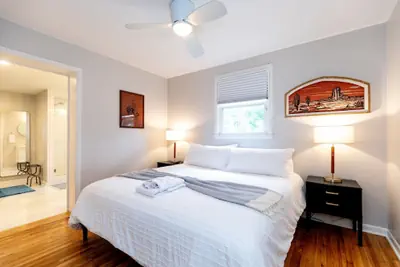 Photo 3 - Casa Azul: King Bedsclose to Broadwayhot Tub!