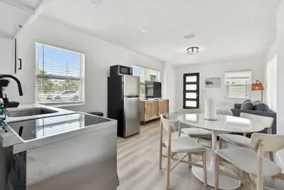 Photo 5 - Stylish Treasure Island Getaway - Unit 8