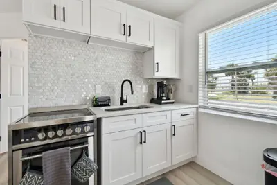 Photo 4 - Stylish Treasure Island Getaway - Unit 8