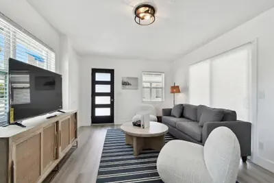 Photo 2 - Stylish Treasure Island Getaway - Unit 8