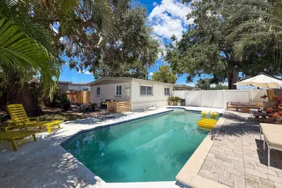 Photo 3 - Modern 3 Bedroom Retreat With Pool & Fire Pit