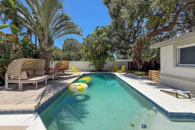 Photo 4 - Modern 3 Bedroom Retreat With Pool & Fire Pit