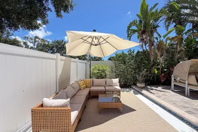Photo 5 - Modern 3 Bedroom Retreat With Pool & Fire Pit