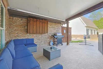Photo 3 - Gorgeous 4BR Home With Huge Yard, Pool