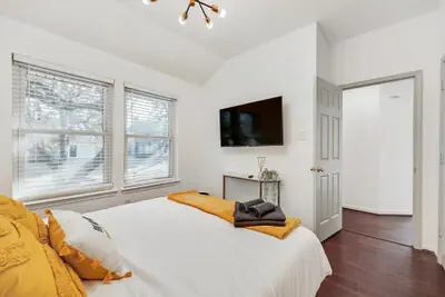 Photo 4 - Glamorous 4BR 2B Home With Pool, Game Room & Fire Pit