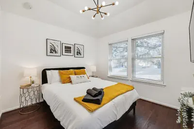 Photo 3 - Glamorous 4BR 2B Home With Pool, Game Room & Fire Pit