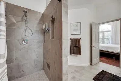 Photo 2 - Glamorous 4BR 2B Home With Pool, Game Room & Fire Pit