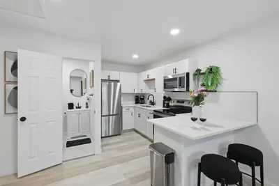 Photo 5 - Modern 4BR 2BA Home With Hot Tub-grill & Huge Yard