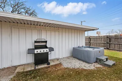 Photo 3 - Modern 4BR 2BA Home With Hot Tub-grill & Huge Yard