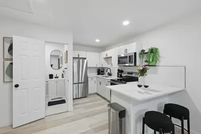 Photo 4 - Modern 2BR Unit With Hot Tub