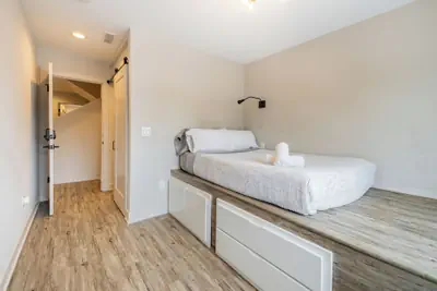 Photo 4 - Stadium Suites