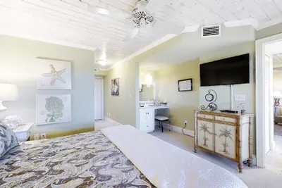 Photo 5 - Beachfront Condo With Outdoor Pool, Patio & Washer/dryer - Dog-friendly