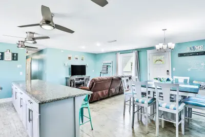 Photo 2 - Sunny Upper Level 1 Block From 2 Beaches W/private Pool, High-speed Wi-fi