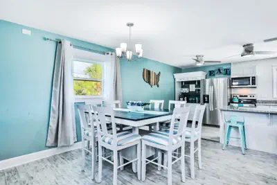 Photo 4 - Sunny Upper Level 1 Block From 2 Beaches W/private Pool, High-speed Wi-fi