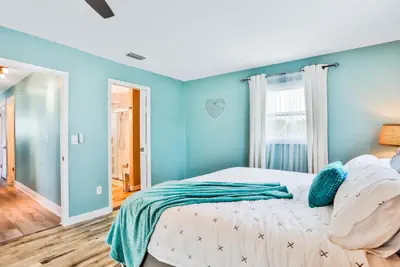 Photo 3 - Sunny Upper Level 1 Block From 2 Beaches W/private Pool, High-speed Wi-fi
