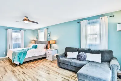 Photo 5 - Sunny Upper Level 1 Block From 2 Beaches W/private Pool, High-speed Wi-fi