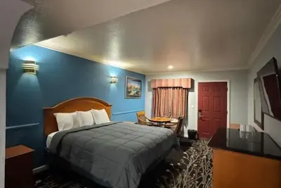 Photo 5 - Sunset inn &Suites