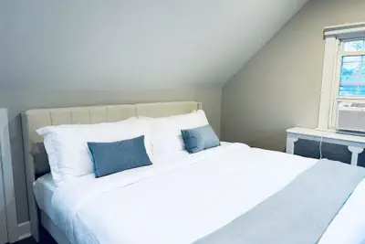 Photo 5 - Family Cottage with 4 King Beds
