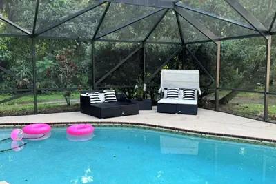 Photo 2 - 6 Bedroom Pool property. Pet Friendly