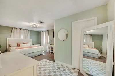 Photo 3 - 6 Bedroom Pool property. Pet Friendly