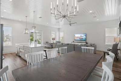 Photo 5 - Modern Family 7BR w Private Pool and Patio