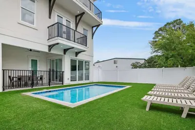 Photo 2 - Modern Family 7BR w Private Pool and Patio