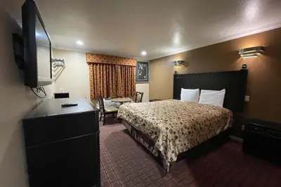Photo 3 - Sunrise inn