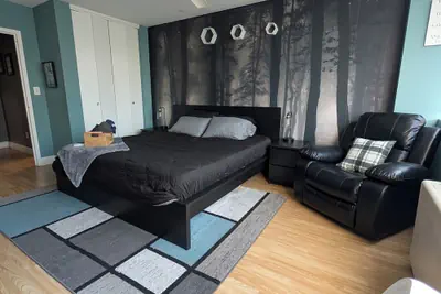 Photo 4 - Highrise DTWN 3 Bed Condo w King Bed